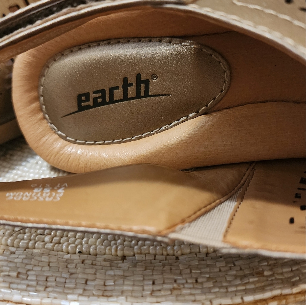 NWT.Earth Cascade Women's Size 7.5B Shoes Platinum Perforated Leather Platinium - Picture 5 of 8